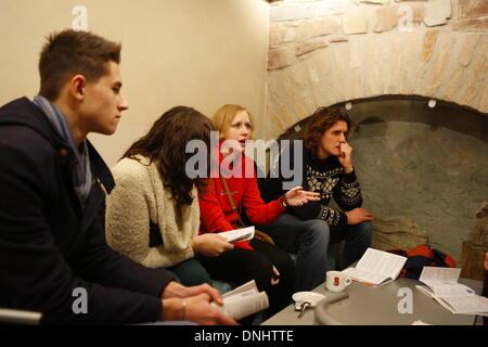 Strasburgo, Francia. Il 30 dicembre 2013. I giovani pellegrini di diversi paesi e denominazioni parlare in piccoli gruppi presso le loro parrocchie host su 'amore gli uni per gli altri " e cosa fare ti seguire l esempio di Gesù nel mondo di oggi. Il terzo giorno della comunità di Taizé incontro è proseguito con le preghiere comuni e diversi seminari e discussioni di gruppo su diversi aspetti del cristianesimo nel mondo di oggi. Br. Alois ha annunciato Praga come città ospite per l'incontro del prossimo anno. Credito: Michael Debets/Alamy Live News Foto Stock