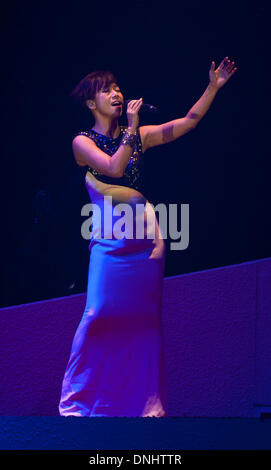 Hong Kong, Cina. 31 Dic, 2013. Il cantante Sandy Lam si esibisce in un concerto di commemorazione del decimo anniversario della morte della pop star Anita Mui in Hong Kong, Cina del sud, Dic 30, 2013. © Lui Siu Wai/Xinhua/Alamy Live News Foto Stock