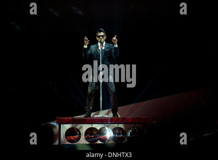 Hong Kong, Cina. 31 Dic, 2013. Il cantante Aaron Kwok esegue al concerto per la commemorazione del decimo anniversario della morte di pop star Anita Mui in Hong Kong, Cina del sud, Dic 30, 2013. © Lui Siu Wai/Xinhua/Alamy Live News Foto Stock