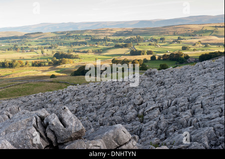 Alba sulle estremità cadde nuvole, , una zona di pavimentazione di pietra calcarea, guardando verso l'Eden Valley in Cumbria, nel Regno Unito. Foto Stock