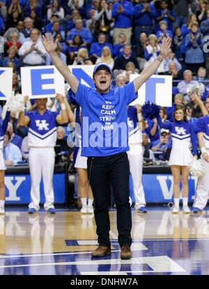 Lexington, Kentucky, Stati Uniti d'America. 28 dicembre, 2013. La fame i giochi star Josh Hutcherson era uscito a metà corte per formare la ''Y'' del Kentucky come #18 Kentucky sconfitto #6 Louisville 73-66 sabato 28 dicembre, 2013 in Lexington , Ky. Foto di Mark Cornelison | Staff © Lexington Herald-Leader/ZUMAPRESS.com/Alamy Live News Foto Stock