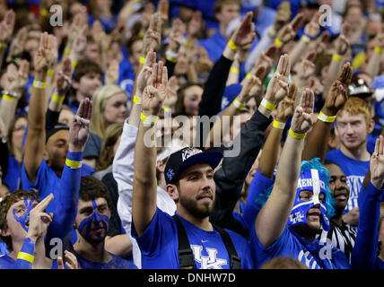 Lexington, Kentucky, Stati Uniti d'America. 28 dicembre, 2013. La zona eRupption , NEL REGNO UNITO , sezione studenti, salutò Josh Hutcherson con un simbolo dalla fame i giochi come #18 Kentucky sconfitto #6 Louisville 73-66 sabato 28 dicembre, 2013 in Lexington , Ky. Foto di Mark Cornelison | Staff © Lexington Herald-Leader/ZUMAPRESS.com/Alamy Live News Foto Stock