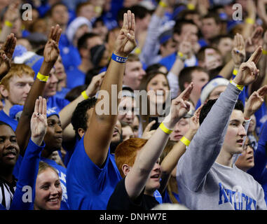 Lexington, Kentucky, Stati Uniti d'America. 28 dicembre, 2013. La zona eRupption , NEL REGNO UNITO , sezione studenti, salutò Josh Hutcherson con un simbolo dalla fame i giochi come #18 Kentucky sconfitto #6 Louisville 73-66 sabato 28 dicembre, 2013 in Lexington , Ky. Foto di Mark Cornelison | Staff © Lexington Herald-Leader/ZUMAPRESS.com/Alamy Live News Foto Stock