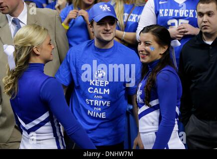 Lexington, Kentucky, Stati Uniti d'America. 28 dicembre, 2013. La fame i giochi star Josh Hutcherson era uscito a metà corte per formare la ''Y'' del Kentucky come #18 Kentucky sconfitto #6 Louisville 73-66 sabato 28 dicembre, 2013 in Lexington , Ky. Foto di Mark Cornelison | Staff © Lexington Herald-Leader/ZUMAPRESS.com/Alamy Live News Foto Stock