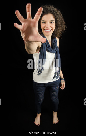 Giovane donna in posa di afferraggio Foto Stock