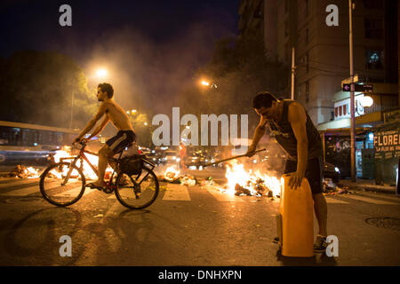 Buenos Aires, Argentina. 30 Dic, 2013. I residenti di partecipare a una manifestazione di protesta contro le interruzioni di alimentazione elettrica a Buenos Aires, Argentina, il 30 dicembre, 2013. Il governo della città di Buenos Aires ha dichiarato Domenica uno stato di emergenza energetica. Credito: Martin Zabala/Xinhua/Alamy Live News Foto Stock