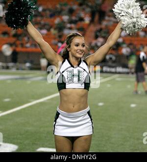 Honolulu, HI, STATI UNITI D'AMERICA. 26 ott 2013. Ottobre 26, 2013 - Un Hawaii cheerleader durante l'azione tra la Colorado State Rams e Hawaii Rainbow Warriors all'Aloha Stadium di Honolulu, HI. © csm/Alamy Live News Foto Stock