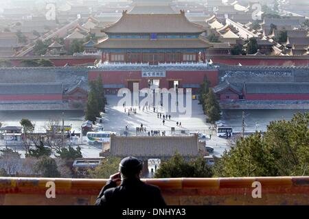 Pechino, Palace Museum. 31 Dic, 2013. Foto scattata a Dic. 31, 2013 mostra la vista panoramica della Città Proibita di Pechino. La Città Proibita, conosciuta anche come il Museo del Palazzo Imperiale sarà chiuso il lunedì a partire dal gennaio 1, 2014. Ma sul pubblico giorni e lunedì durante il 1 luglio al 31 agosto, il museo sarà ancora aperto. © Zhao Bing/Xinhua/Alamy Live News Foto Stock