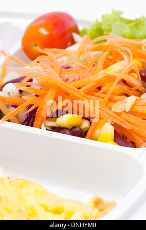 Insalata fresca con la frittata in bianco scatola di plastica. Foto Stock