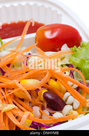 Insalata fresca in bianco scatola di plastica. Foto Stock