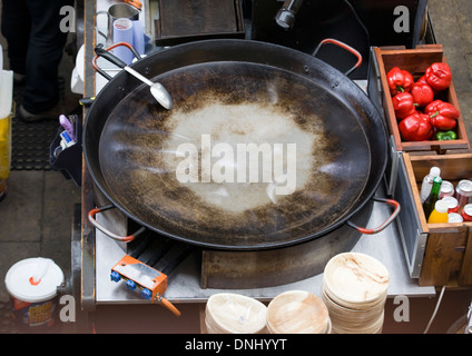 Il Gigante vuota Wok con peperoni e salse su un tavolo in un mercato all'aperto Foto Stock