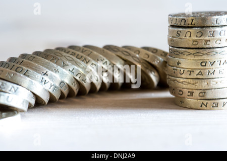 Due pile di vecchio stile di libbra di monete, una caduta. Foto Stock