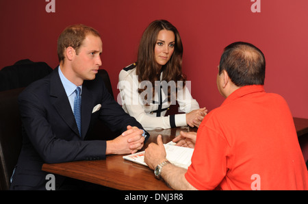 Il principe William e Kate, il duca e la duchessa di Cambridge parlano con il proprietario del Machan Express Cafe Ajay Bhatia a seguito delle rivolte del 2011 a Birmingham nel Regno Unito Foto Stock