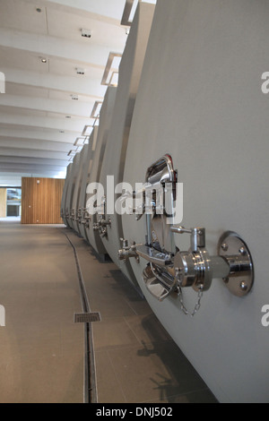 La produzione di vino nella cantina di CHATEAU Cheval Blanc, vasche in cemento, SAINT-EMILION, (33), GIRONDE Aquitaine, Francia Foto Stock