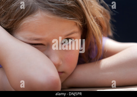 Ritratto di un brutto carattere 10 anno vecchia ragazza Foto Stock