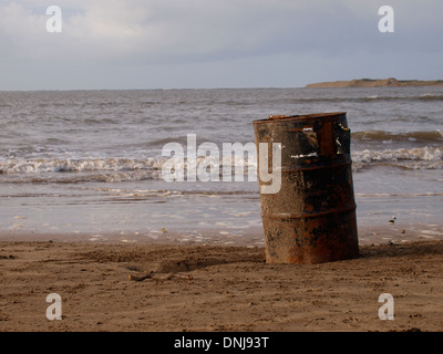 Rusty barile vecchio lavato fino sulla spiaggia Instow, Devon, Regno Unito Foto Stock