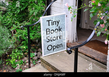 Segale, East Sussex, Inghilterra, Regno Unito. Tiny Book Store segno Foto Stock