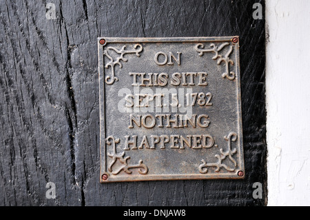 Segale, East Sussex, Inghilterra, Regno Unito. Placca in piazza della chiesa - "su questo sito a settembre 5 1782 non è successo niente" Foto Stock