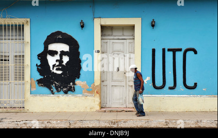 Un dipinto di Che Guevara con un segno per la UJC, l Unione di Giovani Comunisti, (Unión de Jóvenes Comunistas, UJC) l'organizzazione per la gioventù, Trinidad, Cuba Foto Stock