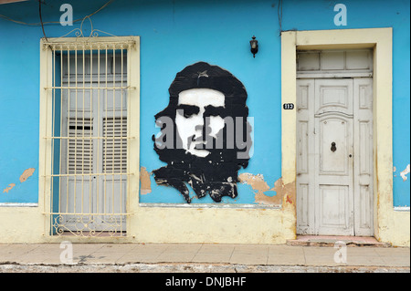 Un dipinto di Che Guevara con un segno per la UJC, l Unione di Giovani Comunisti, (Unión de Jóvenes Comunistas, UJC) l'organizzazione per la gioventù, Trinidad, Cuba Foto Stock