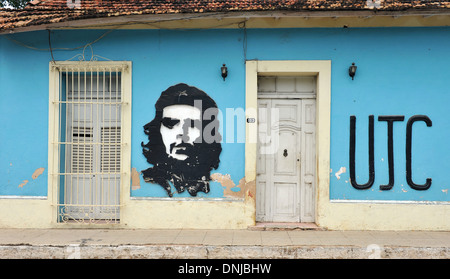 Un dipinto di Che Guevara con un segno per la UJC, l Unione di Giovani Comunisti, (Unión de Jóvenes Comunistas, UJC) l'organizzazione per la gioventù, Trinidad, Cuba Foto Stock