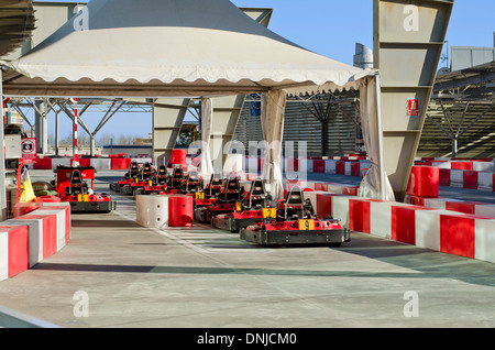 Rooftop karting circuito di gara con i kart schierate al circuito pitstop in Spagna. A Fuengirola, shopping center. Foto Stock