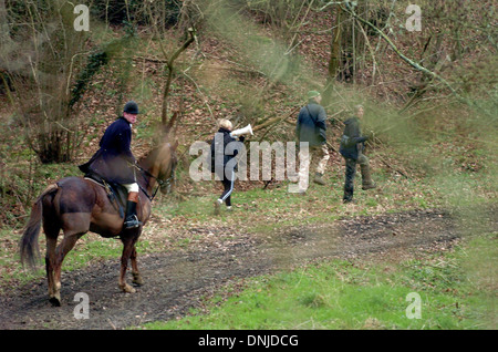 I sabotatori di caccia emergono dal bosco per cercare di distruggere la caccia Chiddingfold , Leconfield e Cowdray vicino a Petworth oggi prima che il divieto di caccia entri in vigore a mezzanotte, foto scattata il 17 febbraio 2005 Foto Stock