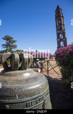 Campana di bronzo sulla TORRE DE MANACA IGNAZA (alta 44 metri), la torre di sorveglianza per guardare il nero gli schiavi africani sulla vecchia CANNA DA ZUCCHERO piantagione, los Ingenios Valley, elencato come un sito del patrimonio culturale mondiale dell UNESCO, CUBA, CARAIBI Foto Stock