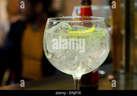 Cocktail di gin tonic servita in un palloncino di vetro con limone in un bar spagnolo sul tavolo. Spagna. Foto Stock