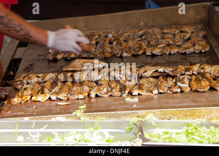 Bancarelle di pesce dal fiume ad Istanbul in Turchia Foto Stock