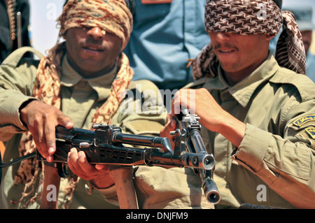 Afghan agenti di polizia locali dimostrare le loro armi perizia di disassemblaggio e riassemblaggio AK-47 fucili mentre gli occhi bendati a livello regionale ALP training center Giugno 6, 2013 in Lashkar Gah distretto, provincia di Helmand, Afghanistan. Foto Stock