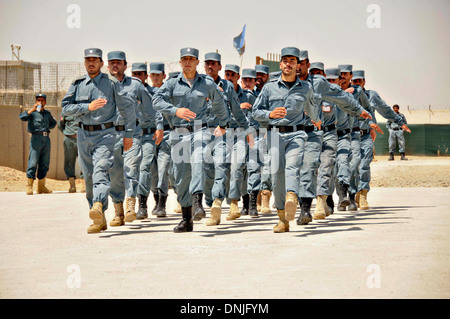 Polizia nazionale afgana ufficiali marzo durante un afghano di Polizia Locale cerimonia di promozione a livello regionale ALP training center Giugno 6, 2013 in Lashkar Gah distretto, provincia di Helmand, Afghanistan. Foto Stock