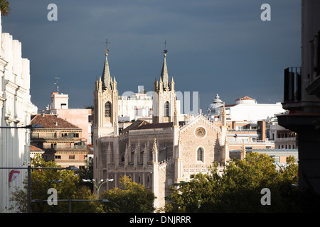 La chiesa di San Jeronimo el Real (o Los Jeronimos") in Calle Moreto, Madrid, accanto al Museo del Prado, con un grigio cielo tempestoso Foto Stock