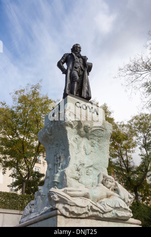 Vista della famosa statua dell'artista spagnolo e pittore Goya in piedi al di fuori del Museo del Prado di Madrid, Spagna Foto Stock