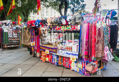 Vista della tipica strada colorato di stallo di souvenir di Madrid in Spagna, vendita, pashminas i cappelli da baseball e Barcellona e Real Madrid Football sciarpe Foto Stock