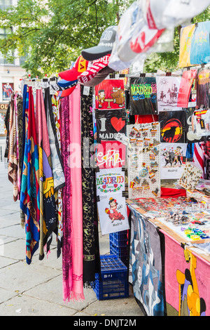 Vista della tipica strada colorato di stallo di souvenir di Madrid in Spagna, vendita, pashminas i cappelli da baseball, sciarpe e t-shirts Foto Stock