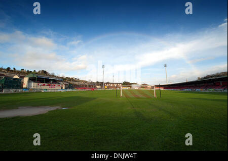 Derry - Londonderry, Irlanda del Nord - 31 dic 2013 - Derry City Council, che possiede Brandywell Stadium, casa di Derry City Football Club, ha deciso di trascorrere £2,7m sulla sua riconversione. Non ci sono piani per un nuovo stand, spogliatoi e un passo sintetico. Il Greyhound Racing via che circonda il passo sarà rimosso Credito: George Sweeney / Alamy Live News Foto Stock