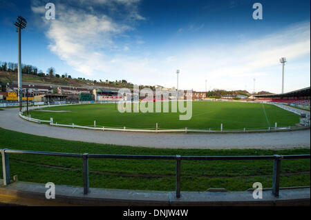 Derry - Londonderry, Irlanda del Nord - 31 dic 2013 - Derry City Council, che possiede Brandywell Stadium, casa di Derry City Football Club, ha deciso di trascorrere £2,7m sulla sua riconversione. Non ci sono piani per un nuovo stand, spogliatoi e un passo sintetico. Il Greyhound Racing via che circonda il passo sarà rimosso Credito: George Sweeney / Alamy Live News Foto Stock