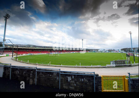 Derry - Londonderry, Irlanda del Nord - 31 dic 2013 - Derry City Council, che possiede Brandywell Stadium, casa di Derry City Football Club, ha deciso di trascorrere £2,7m sulla sua riconversione. Non ci sono piani per un nuovo stand, spogliatoi e un passo sintetico. Il Greyhound Racing via che circonda il passo sarà rimosso Credito: George Sweeney / Alamy Live News Foto Stock