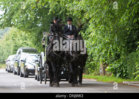 Tradizionale a cavallo il funebre in corteo funebre Foto Stock