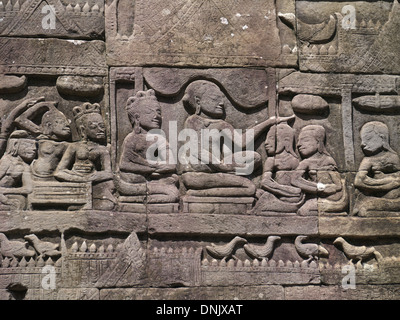 Cambogia Angkor Thom parte di Angkor Wat tempio complesso. Bassorilievo della vita quotidiana nel XII secolo Foto Stock