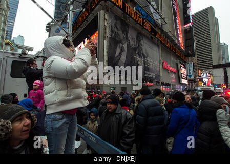 New York, NY, STATI UNITI D'AMERICA. 31 Dic, 2013. Persone in trepidante attesa per immettere Times Square prima che la pallina cade Vigilia di Capodanno il 31 dicembre 2013 nella città di New York. Credito: Donald bowers/Alamy Live News Foto Stock