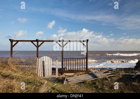 Case distrutte dopo picchi di marea a Hemsby nel dicembre 2013 Foto Stock