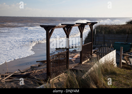 Case distrutte dopo picchi di marea a Hemsby nel dicembre 2013 Foto Stock