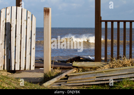 Case distrutte dopo picchi di marea a Hemsby nel dicembre 2013 Foto Stock