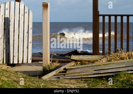 Case distrutte dopo picchi di marea a Hemsby nel dicembre 2013 Foto Stock