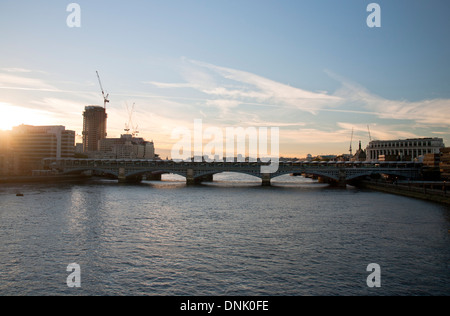 Vista di Blackfriars Railway Bridge che mostra il fiume Thames, London, England, Regno Unito Foto Stock