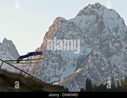 Garmisch-Partenkirchen (Germania). 31 Dic, 2013. Coppa del Mondo FIS ski-jumping per gli uomini. Gregor Schlierenzauer (AUT). Credito: Azione Sport Plus/Alamy Live News Foto Stock