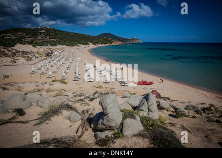 La spiaggia privata di SANTA MARGHERITA DI PULA, sedie a sdraio, Sardegna, Italia Foto Stock