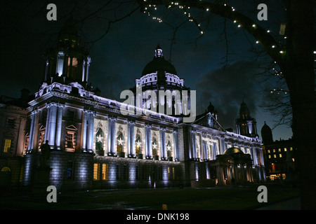 02 gennaio 2014 le luci di Natale sul Municipio di Belfast Foto Stock